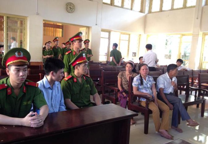 Lý Nguyễn Chung nói chuyện với bà Lành (mẹ kế) cùng gia đình Lý Nguyễn Chung nói chuyện với bà Lành (mẹ kế) cùng gia đình