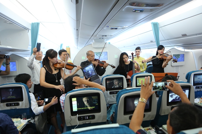 Việc có mặt của nghệ sĩ Bùi Công Duy cùng ban nhạc đem lại sự thích thú cho hành khách, bên cạnh việc khám phá nội thất siêu hiện đại của loại máy bay thế hệ mới A350 Việc có mặt của nghệ sĩ Bùi Công Duy cùng ban nhạc đem lại sự thích thú cho hành khách, bên cạnh việc khám phá nội thất siêu hiện đại của loại máy bay thế hệ mới A350