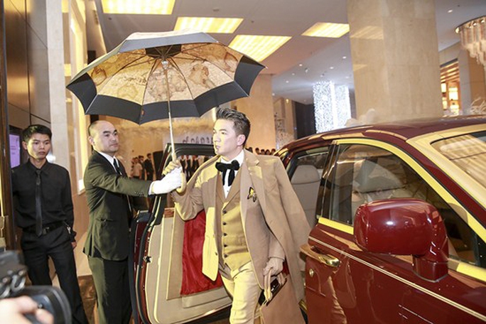 Đàm Vĩnh Hưng đã đưa chiếc xe Roll Royce dát vàng trị giá 40 tỉ đồng lên sát sân khấu