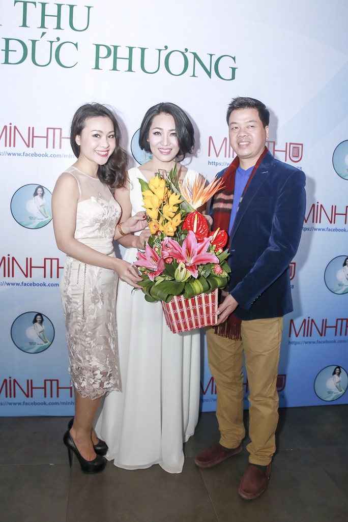 ca sĩ Đăng Dương (phải) đến chúc mừng đồng nghiệp