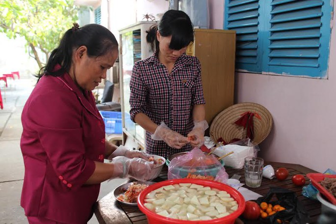Chủ nhà trọ Lê Thị Thanh Hoa nấu tiệc tất niên cho công nhân