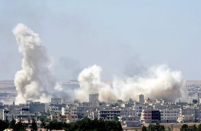 Khói bốc lên từ Kobani hôm 27-6. Ảnh: Reuters