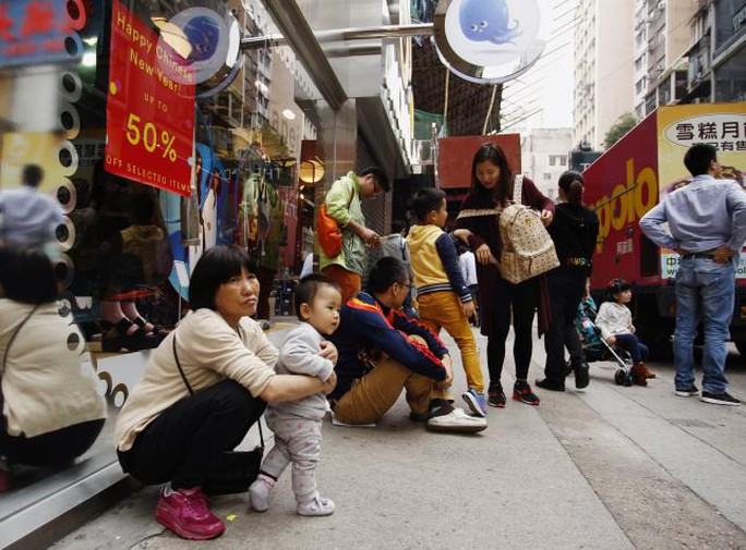 Người dân Hồng Kông bực tức vì du khách đại lục đổ xô đến. Ảnh: Reuters