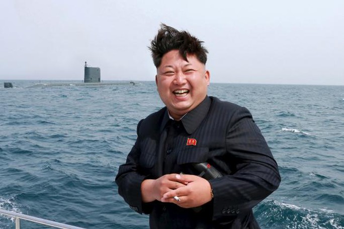 Kim Jong - un chỉ đạo vụ thử tên lửa. Ảnh: Reuters