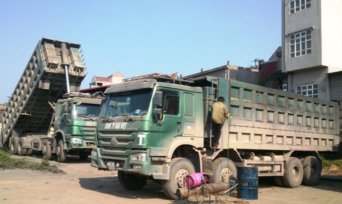 5 xe hổ vồ của Công ty Sao Việt đang bị lực lượng CSGT tiến hành cắt thùng vào chiều ngày 13-4 5 xe hổ vồ của Công ty Sao Việt đang bị lực lượng CSGT tiến hành cắt thùng vào chiều ngày 13-4