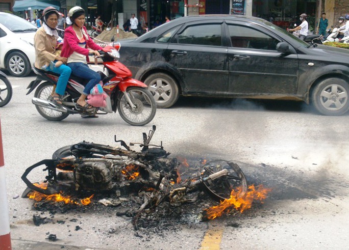 Chiếc xe máy bốc cháy dữ dội khi đang lưu thông trên đường phố ở Thanh Hóa