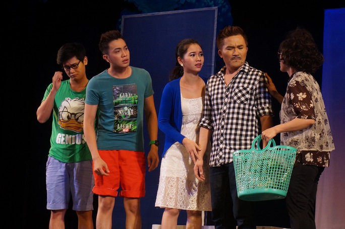 Cảnh trong vở nhạc kịch “49 ngày yêu” của đạo diễn Ngọc Trinh, diễn tại Nhà hát Kịch TP HCM