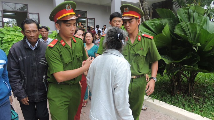 Giết chồng, bà lão nhặt ve chai lãnh 18 tháng tù