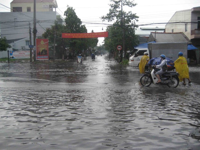 Mưa lớn kéo dài gần 4 giờ, đường phố Trà Vinh chìm trong biển nước