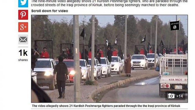 Các chiến binh người Kurd bị nhốt trong lồng sắt diễu hành trên đường. Ảnh: Daily Mail