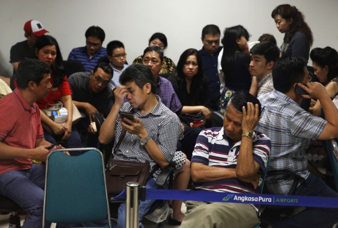 Một số thành viên gia đình nạn nhân bị đuổi khỏi khách sạn. Ảnh: Reuters