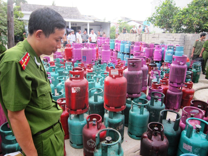 Hàng trăm bình gas chưa sử dụng được di dời ra khỏi hiện trường Hàng trăm bình gas chưa sử dụng được di dời ra khỏi hiện trường