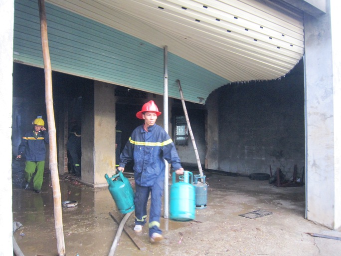 Nhiều bình gas chưa sử dụng được di dời ra khỏi hiện trường Nhiều bình gas chưa sử dụng được di dời ra khỏi hiện trường