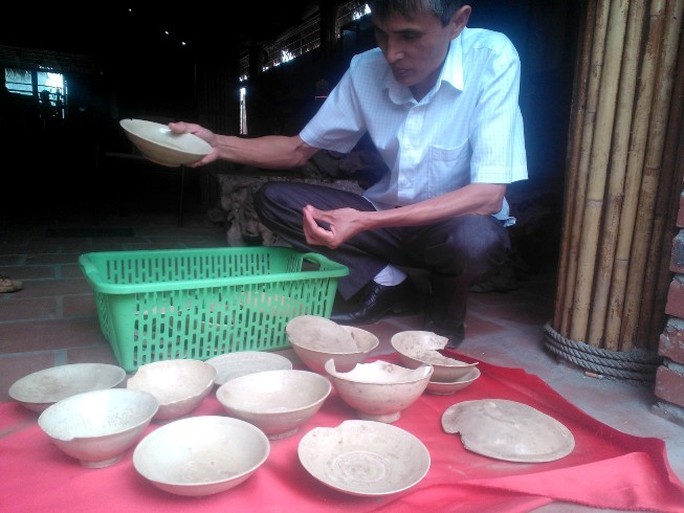 Ông Hồ Bách Khoa, Trưởng Ban quản lý khu di tích quốc gia đặc biệt Nguyễn Du, đang nghiên cứu những hoa văn chạm khắc trên nhóm hiện vật cổ Ông Hồ Bách Khoa, Trưởng Ban quản lý khu di tích quốc gia đặc biệt Nguyễn Du, đang nghiên cứu những hoa văn chạm khắc trên nhóm hiện vật cổ