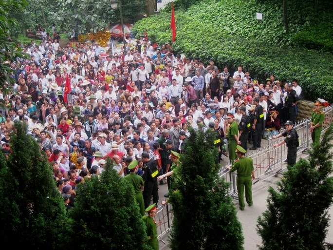 Ngay từ sáng sớm, hàng vạn người dân đã có mặt tại khu di tích Đền Hùng (Phú Thọ) để vào dâng hương tưởng nhớ các Vua Hùng Ngay từ sáng sớm, hàng vạn người dân đã có mặt tại khu di tích Đền Hùng (Phú Thọ) để vào dâng hương tưởng nhớ các Vua Hùng