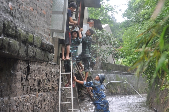 Quảng Ninh: Mưa lụt, người dân đánh cá trên quốc lộ