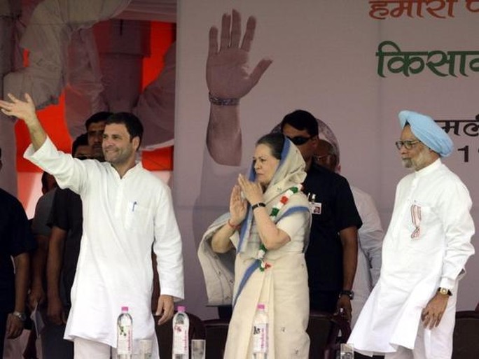 Ông Rahul Gandhi (bìa trái) cùng mẹ, bà Sonia Gandhi (giữa) và cựu Thủ tướng Manmohan Singh tại cuộc tuần hành hôm 19-4 _Ảnh: THE HINDU