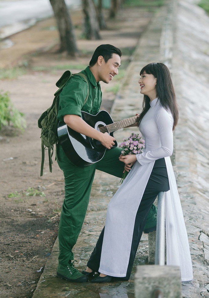 Anh đàn, cô hát. Một tình yêu đẹp và bình dị nhưng không kém phần lãng mạn giữa đời thường