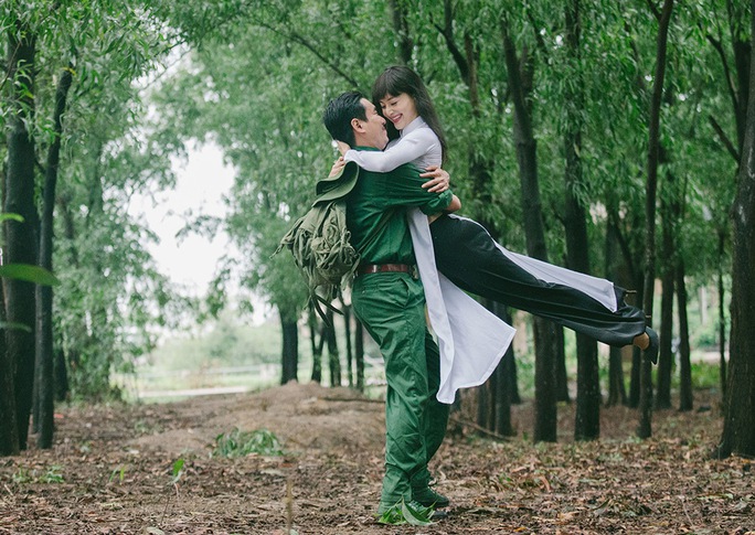 Anh bất ngờ trở về, cô lao vào vòng tay anh. Họ ôm lấy nhau và những vòng tay siết chặt