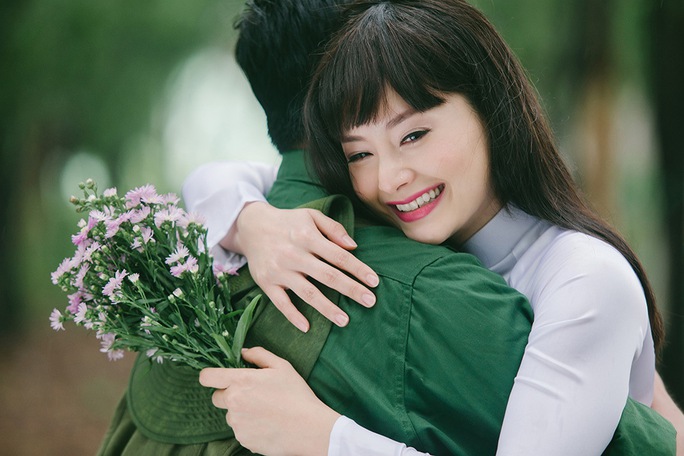 Cô ôm lấy anh. Mang cả những nỗi nhớ nhung và niềm hạnh phúc qua từng nụ cười, rồi vỡ òa trong nước mắt
