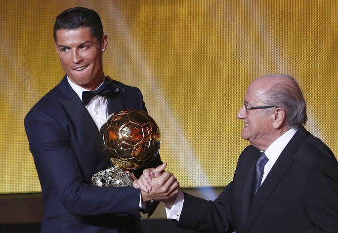 Chủ tịch FIFA Sepp Blatter (phải) trao Quả bóng vàng 2014 cho Ronaldo hôm 13-1