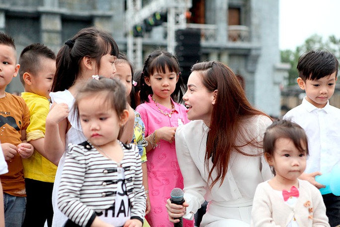 Hồ Ngọc Hà, Tuấn Hưng cùng khoe con trai trên sân khấu