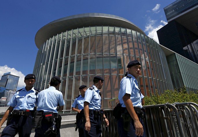 An ninh được tăng cường bên ngoài tòa nhà Hội đồng Lập pháp ở Hồng Kông Ảnh: REUTERS
