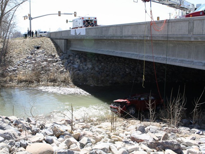 Chiếc xe được kéo vào bờ sông. Ảnh: Spanish Fork City Police Department