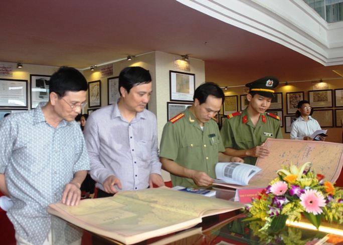 Cán bộ, chiến sĩ đang xem những cuốn bản đò atlas của Trung Quốc xuất bản không có 2 quần Hoàng Sa, Trường Sa của nước ta