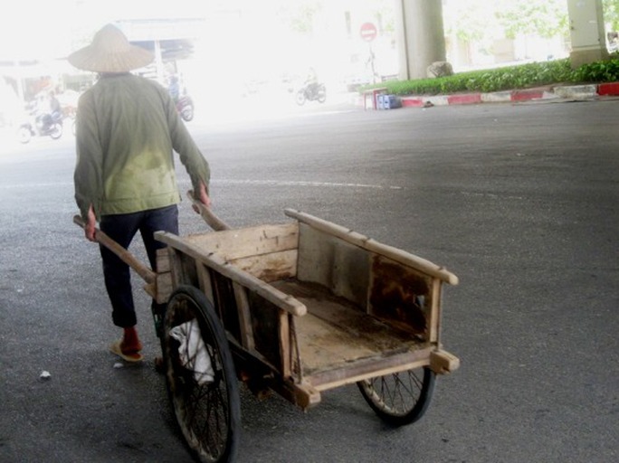 Mồ hôi thấm ướt đẫm 2 lần áo của người đàn ông Mồ hôi thấm ướt đẫm 2 lần áo của người đàn ông