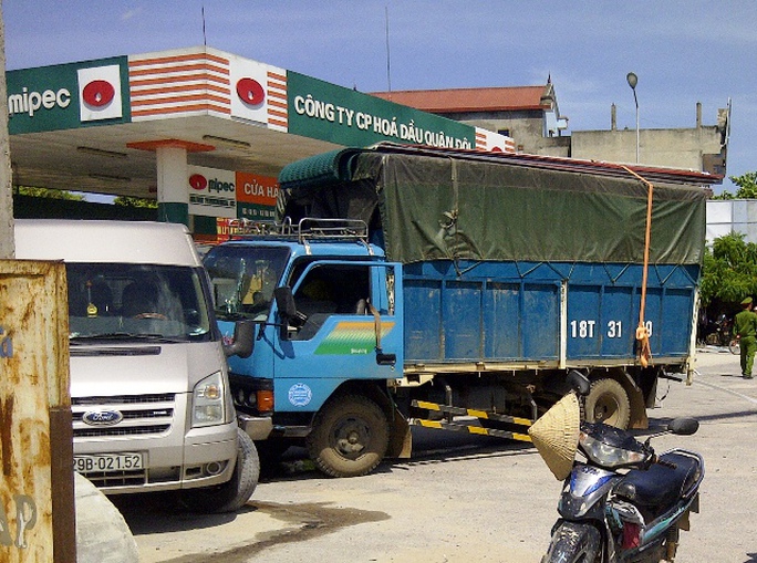 Chiếc xe tải biển Nam Định trượt dài sau cú tông rồi đâm vào xe du lịch 16 chỗ ngồi khiến nhiều người hú vía