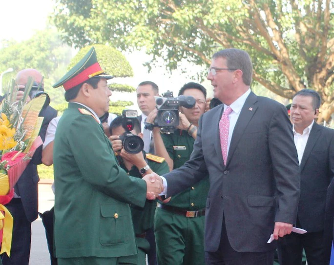 Cận cảnh Bộ trưởng Phùng Quang Thanh đón Bộ trưởng Quốc phòng Mỹ