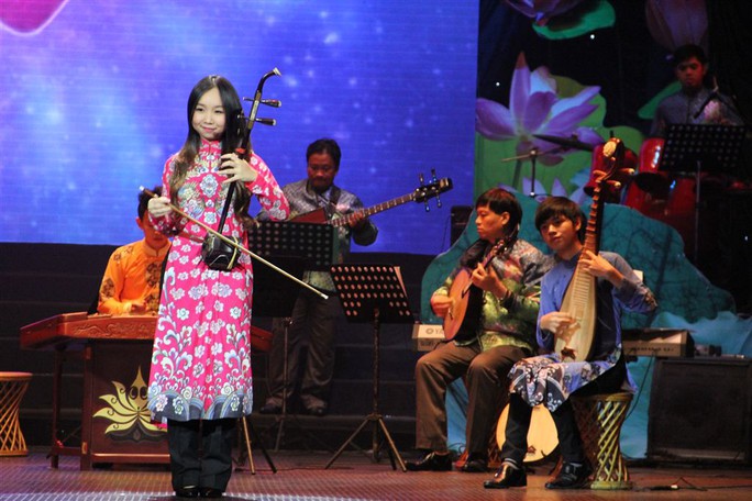Thảo Linh và Bá Hưng biểu diễn trong chương trình Nàng Sen. Các em là những tài năng trẻ của Nhà hát ca múa nhạc dân tộc Bông Sen. Ảnh: Kim Khánh