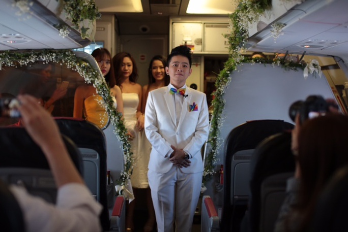 Chú rể Tăng Ái Linh đứng chờ cô dâu ở phía trước của khoang hành khách máy bay