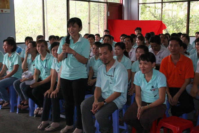 Công nhân đề đạt nguyện vọng tại hội nghị người lao động Công ty Domex