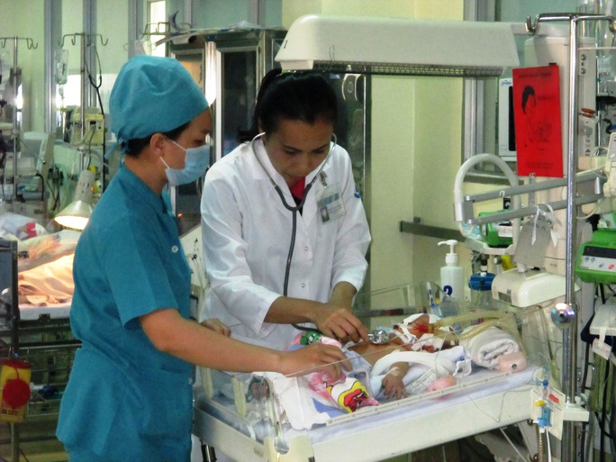 BS Phạm Thị Thanh Tâm, Trưởng khoa Hồi sức sơ sinh, đang khám cho cháu bé