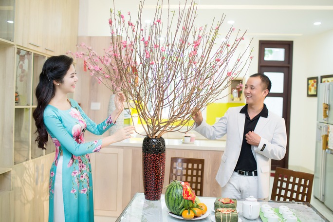 Hoa hậu Ngọc Hân cất công mang hoa đào vào Nam