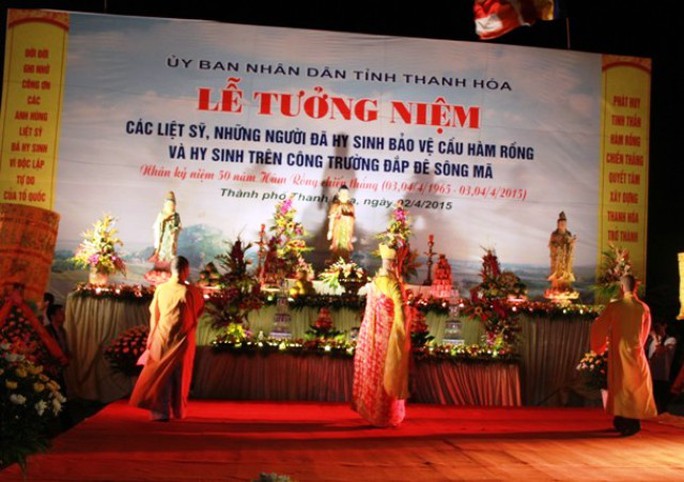 Thả 10.000 hoa đăng cầu siêu liệt sĩ bảo vệ cầu Hàm Rồng