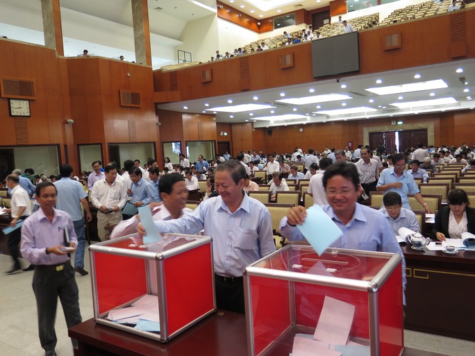Đại biểu TP HCM đang bỏ phiếu giới thiệu nhân sự Ban Chấp hành Trung ương Đảng - khóa XII