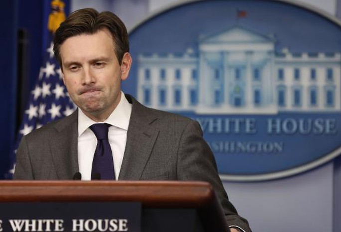 White House Press Secretary Josh Earnest pauses while answering a question about North Korea in the Brady Press Briefing Room at the White House in Washington, December 18, 2014.        REUTERS/Larry Downing