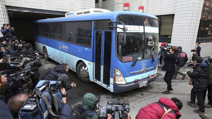 A bus carrying Cho Hyun-ah arrives for her trial at the Seoul Western District Court in South Korea (AP/Yonhap)