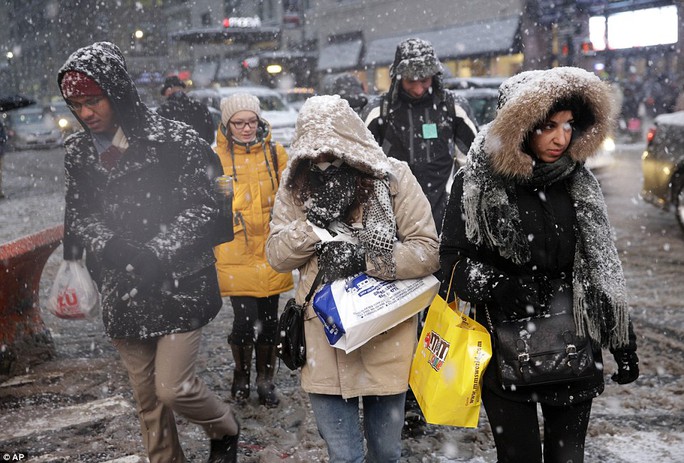 Người dân nhanh chân hòng thoát khỏi thời tiết xấu ở khu Manhattan. Ảnh: AP
