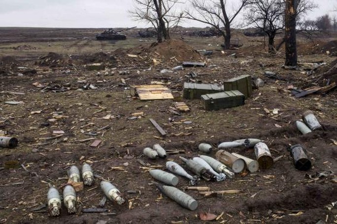 Ammunition at a field in the town of Debaltseve, north-east from Donetsk, March 13, 2015. REUTERS-Marko Djurica