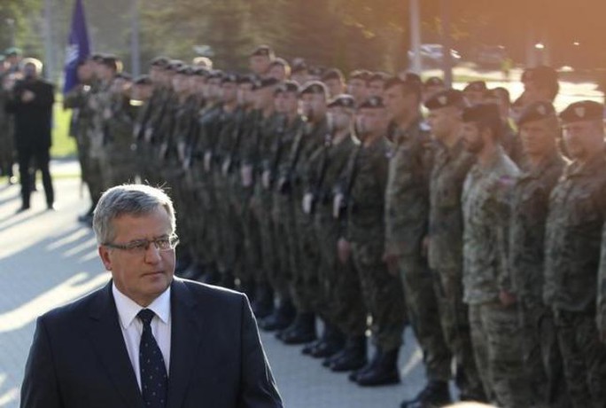Polands President Bronislaw Komorowski (L) inspects soldiers as he visits the headquarters of Multinational Corps Northeast, part of the NATO Force Structure, at the Baltic Barracks in Szczecin, northwest of Poland September 6, 2014.  REUTERS/Cezary Aszkielowicz/Agencja Gazeta
