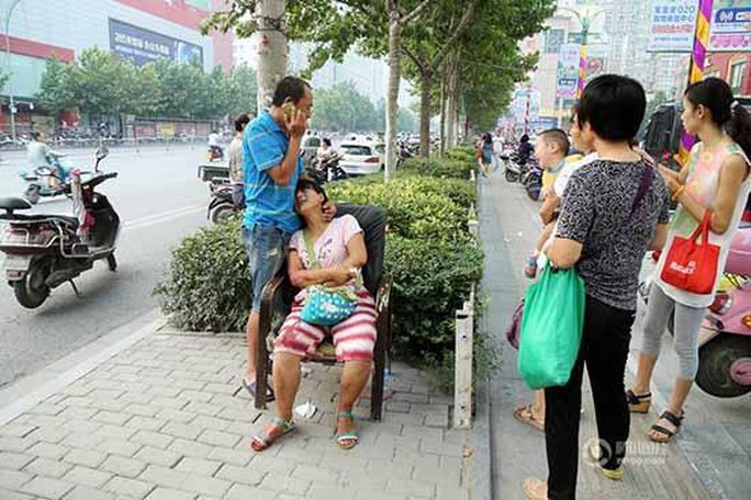 郑州2岁男童遭汽车碾压身亡 事发时妈妈正看手机