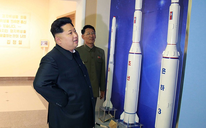 Ông Kim Jong-un trong chuyến thăm một tâm chỉ huy vệ tinh mới được xây dựng. Ảnh: KCNA