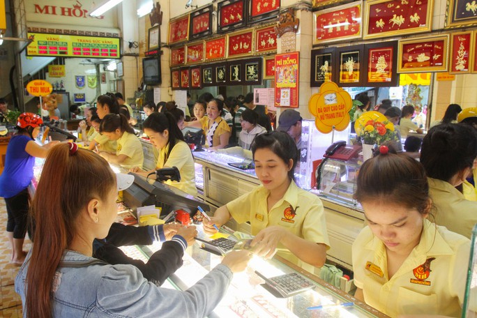 Vàng trong nước loạn giá sau động thái điều chỉnh tỉ giá của Ngân hàng Nhà nước sáng 19-8. Ảnh: Hoàng Triều