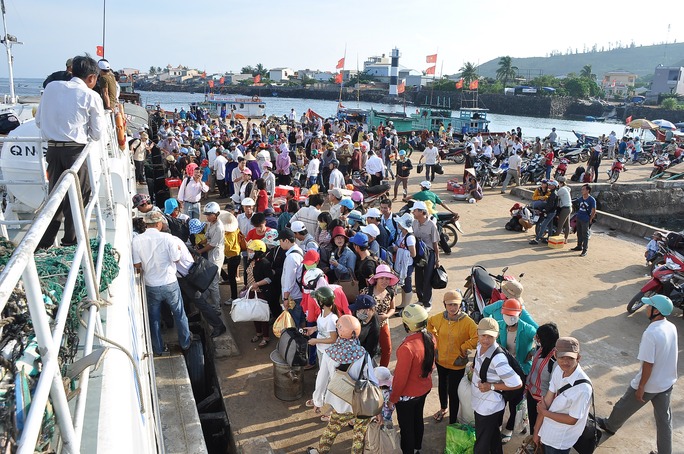 Do nắng nóng kéo dài, lượng du khách ra đảo Lý Sơn (tỉnh Quảng Ngãi) tăng cao khiến bến tàu luôn quá tải  Ảnh: Tử Trực
