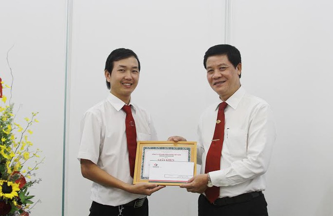 Ông Trương Đình Quý (bìa phải), Phó Tổng giám đốc Vinasun Corp, trao giấy khen cho lái xe Phạm Văn Hiếu