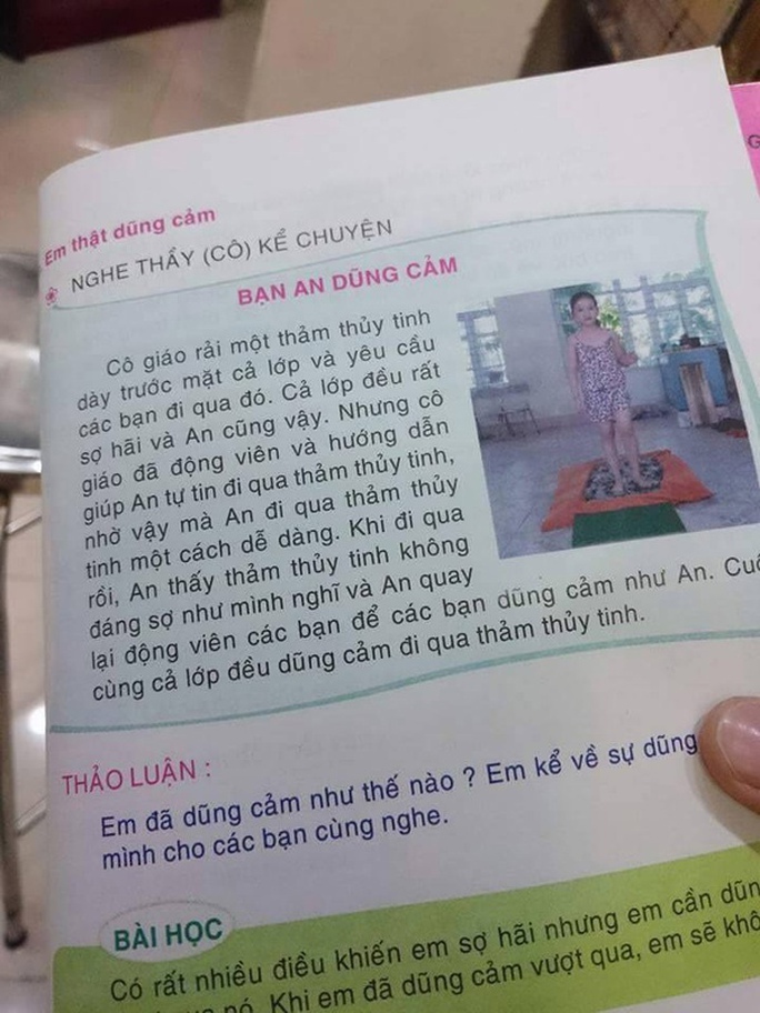 Bài học về lòng dũng cảm bằng cách dạy học sinh đi trên thủy tinh
